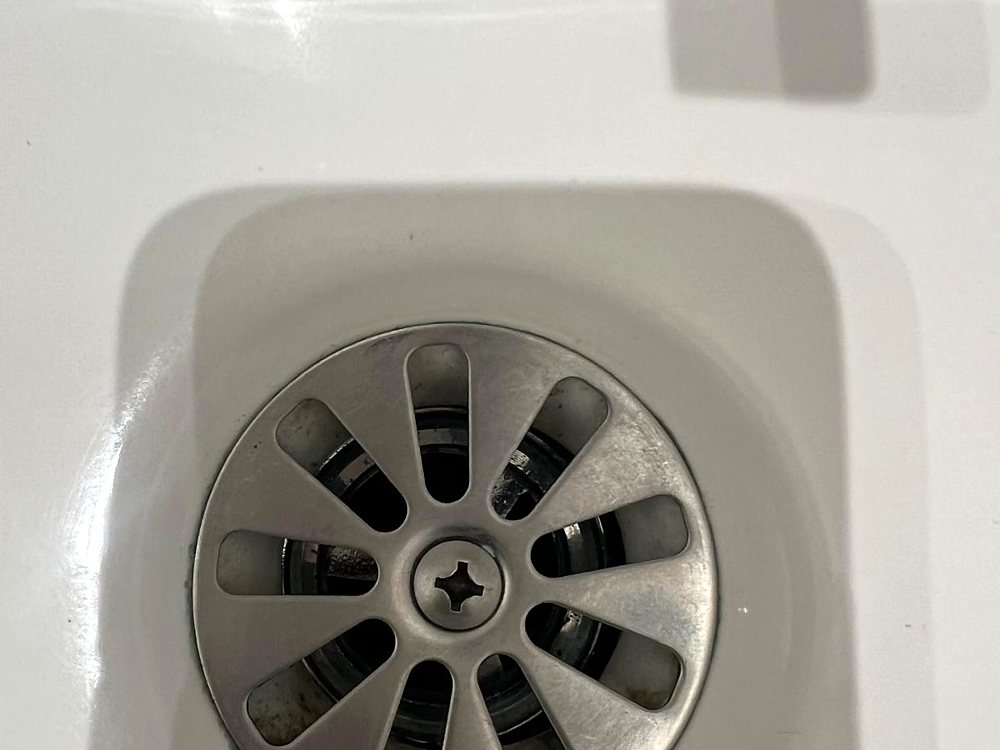 Afvoer in de badkamer na de schoonmaak