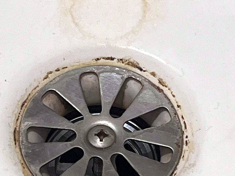 Afvoer in de badkamer voor de schoonmaak