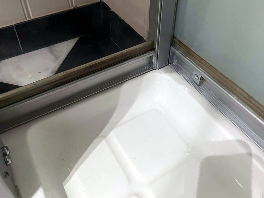 Douchecabine na de schoonmaak, rails weer schoon