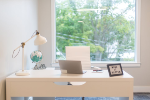 Opgeruimd en schoon bureau op kantoor