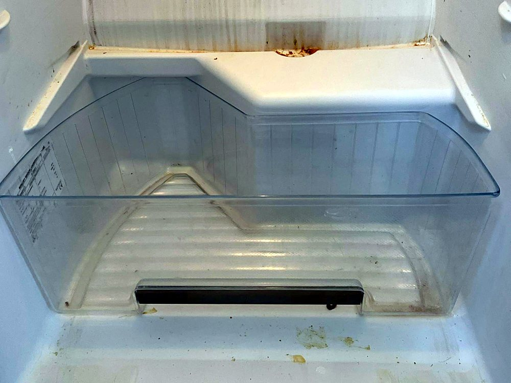 Koelkast voor de schoonmaak