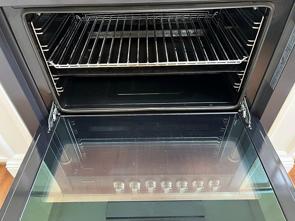 Oven na de schoonmaak, glas weer helder