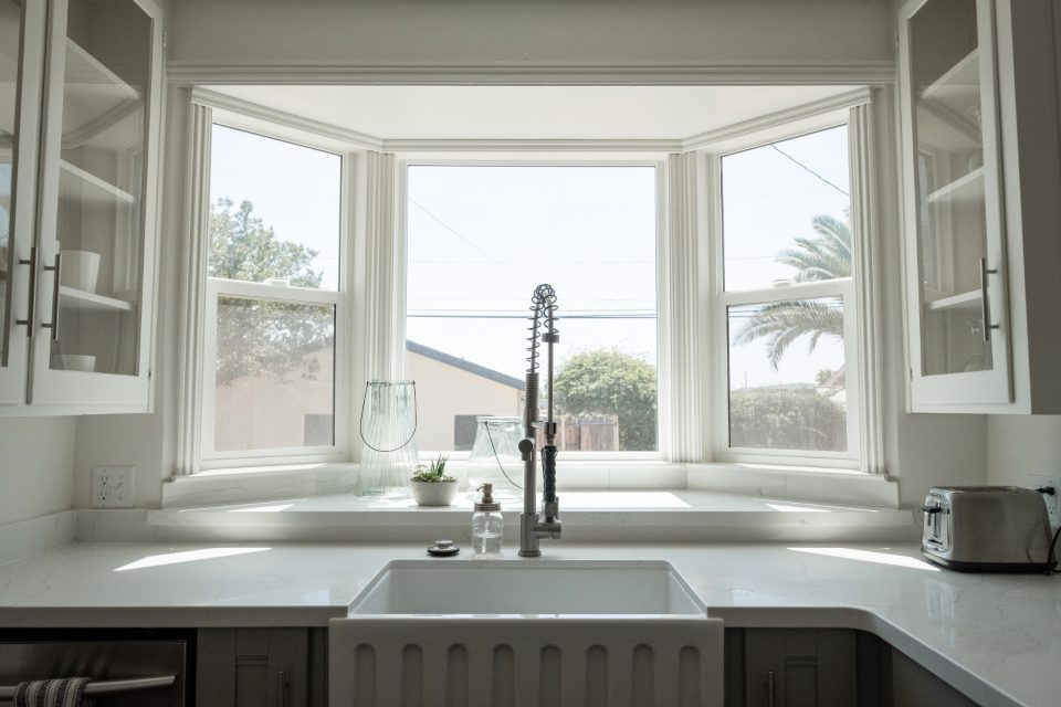 Schone keuken met licht door het raam