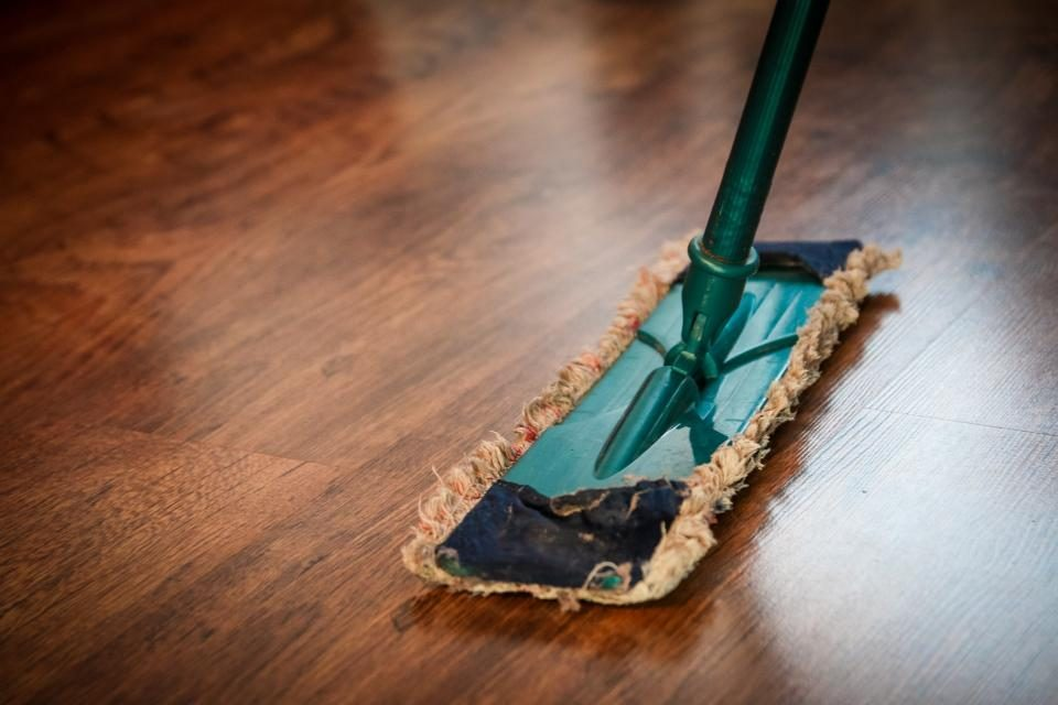 Houten vloer wordt gedweild
